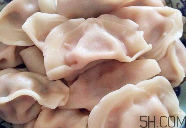 煮餃子用冷水還是熱水？煮餃子用大火還是小火？