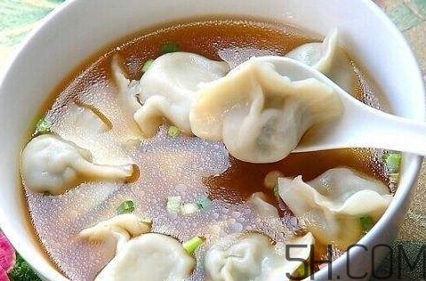 煮餃子用冷水還是熱水？煮餃子用大火還是小火？