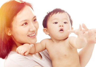 母乳和奶粉哪個(gè)好？媽媽開心最重要