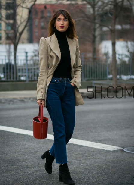紅色包包配什么顏色衣服？紅色包包怎么搭配？