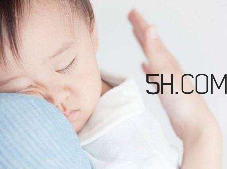 抱著寶寶睡覺到底好不好？如何糾正抱著寶寶睡覺？