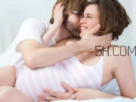 孕晚期同房有助于生產(chǎn)嗎？孕晚期同房對(duì)胎兒有影響嗎？