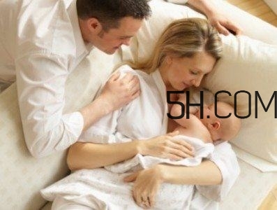 抱著寶寶睡覺到底好不好？如何糾正抱著寶寶睡覺？