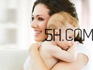 抱著寶寶睡覺到底好不好？如何糾正抱著寶寶睡覺？