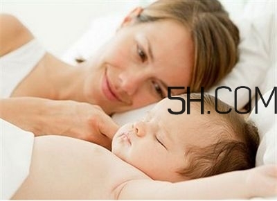 抱著寶寶睡覺到底好不好？如何糾正抱著寶寶睡覺？