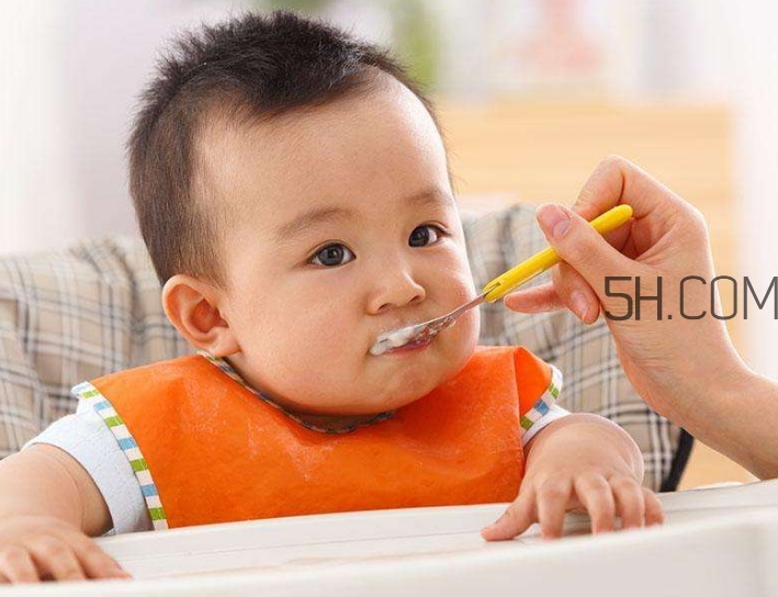 母乳和奶粉哪個好？媽媽開心最重要