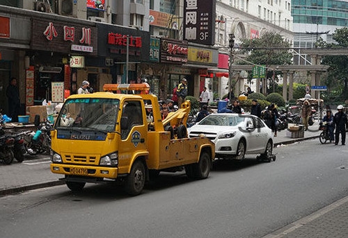 汽車拖車費(fèi)能報(bào)嗎？汽車的前后拖車孔怎么打開？