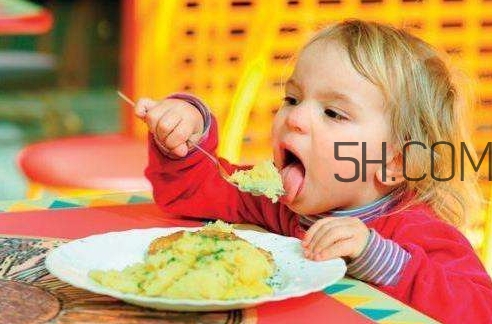 教會寶寶自己吃飯，你做到這些了嗎？