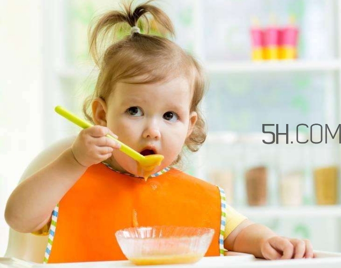 寶寶多大可以自己吃飯？如何讓寶寶愛上吃飯？