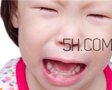 幼兒嘴巴長泡疹怎么辦才好？小兒腦癱與發(fā)育遲緩一樣嗎？