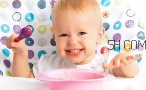 寶寶多大可以自己吃飯？如何讓寶寶愛上吃飯？