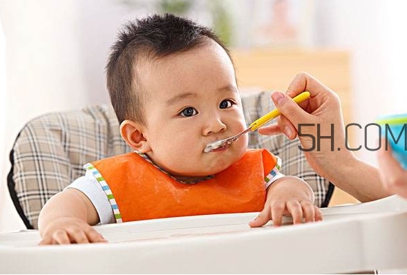 寶寶多大可以自己吃飯？如何讓寶寶愛上吃飯？