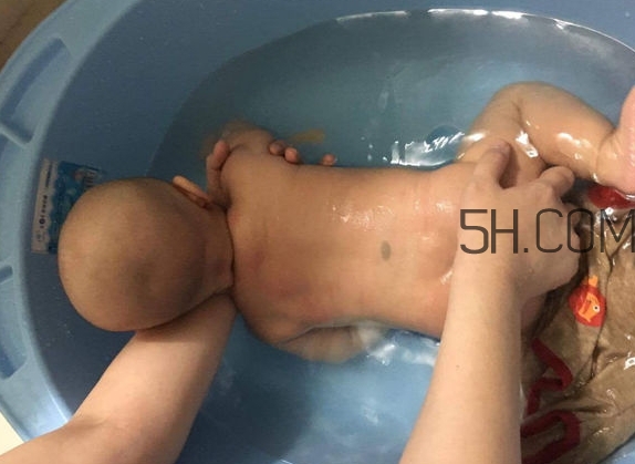 如何正確給寶寶洗澡？給寶寶洗澡水溫多少度？