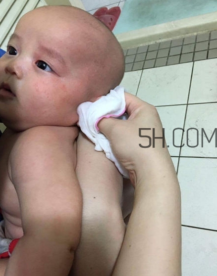 如何正確給寶寶洗澡？給寶寶洗澡水溫多少度？