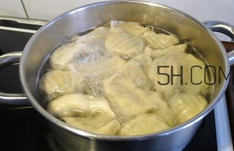為什么餃子煮熟了會浮起來？餃子煮多久才熟？