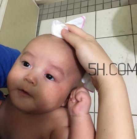 如何正確給寶寶洗澡？給寶寶洗澡水溫多少度？