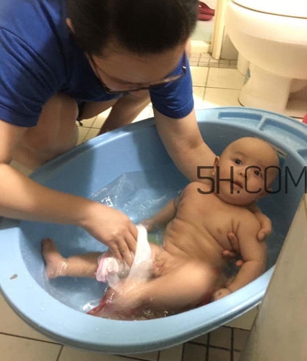 如何正確給寶寶洗澡？給寶寶洗澡水溫多少度？