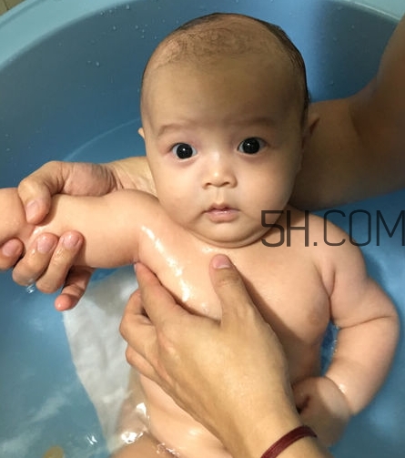 如何正確給寶寶洗澡？給寶寶洗澡水溫多少度？