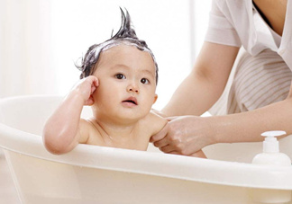 如何正確給寶寶洗澡？給寶寶洗澡水溫多少度？