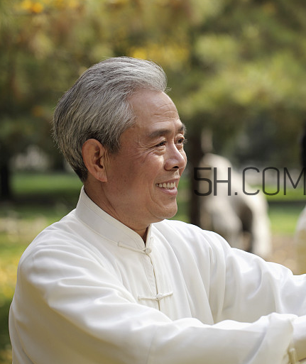 頸椎病能游泳嗎？頸椎病能引起胸疼嗎？