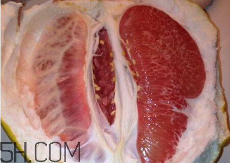 紅心柚和白心柚有什么區(qū)別？柚子皮泡水喝的作用？