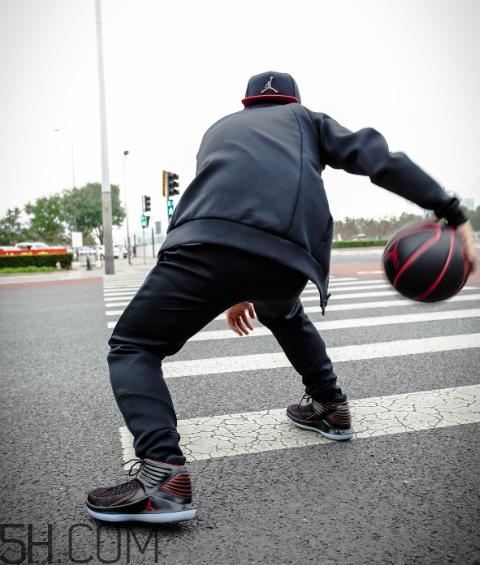 air jordan 32黑紅禁穿配色上腳效果怎么樣？