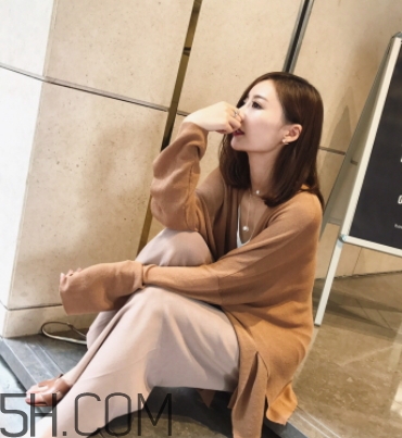焦糖色風(fēng)衣配什么內(nèi)搭？焦糖色風(fēng)衣里面穿什么