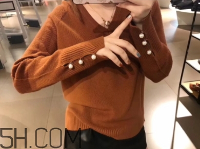 焦糖色毛衣配什么外套？焦糖色毛衣配什么顏色外套好看