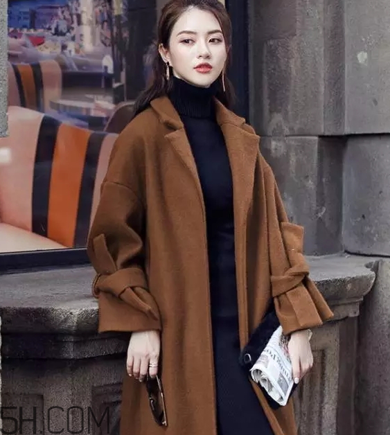焦糖色大衣配什么顏色圍巾？焦糖色呢子配什么圍巾