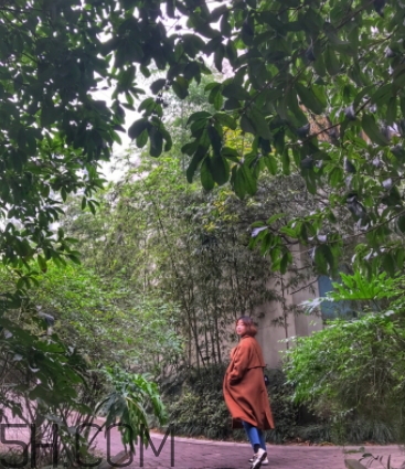 焦糖色大衣配什么顏色毛衣？焦糖色大衣毛衣搭配