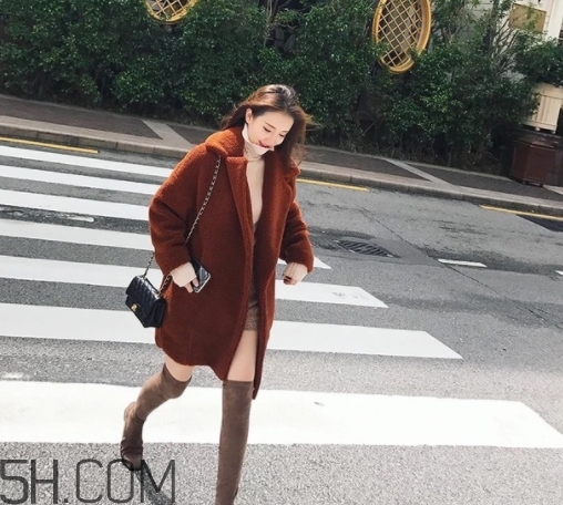 焦糖色風衣配什么褲子？焦糖色風衣搭配褲子顏色