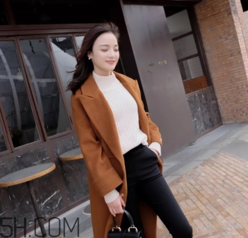 焦糖色風衣配什么褲子？焦糖色風衣搭配褲子顏色