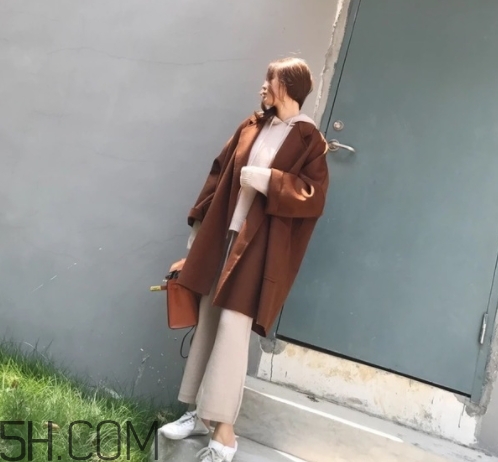 焦糖色風衣配什么褲子？焦糖色風衣搭配褲子顏色