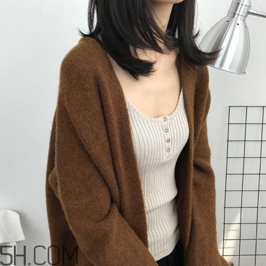 焦糖色毛衣配什么顏色好看？焦糖色毛衣搭配圖片