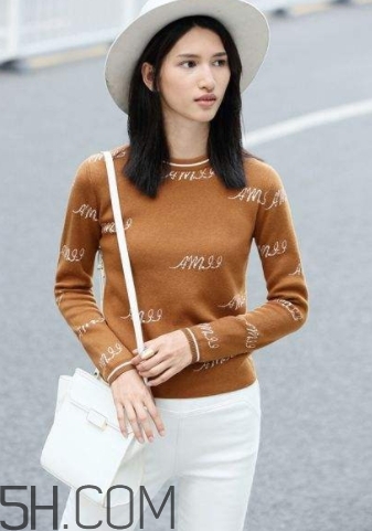 焦糖色毛衣配什么褲子？焦糖色毛衣配什么鞋子？