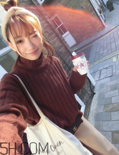 焦糖色毛衣配什么褲子？焦糖色毛衣配什么鞋子？