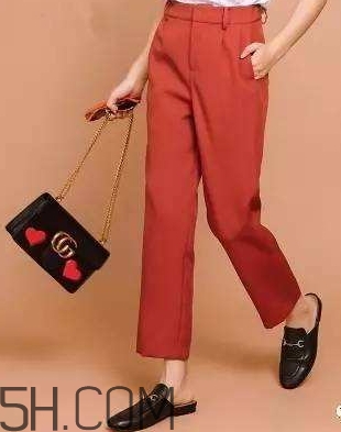 焦糖色褲子配什么鞋子？焦糖色褲子配什么襪子