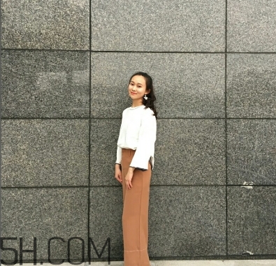 焦糖色褲子配什么鞋子？焦糖色褲子配什么襪子