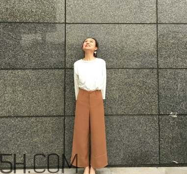 焦糖色褲子配什么鞋子？焦糖色褲子配什么襪子