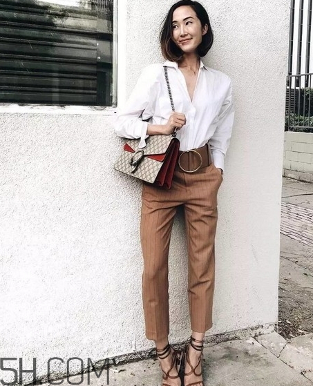 焦糖色褲子配什么鞋子？焦糖色褲子配什么襪子