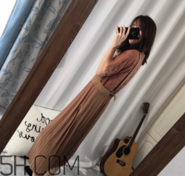 焦糖色裙子配什么上衣？焦糖色裙子配什么顏色上衣好看