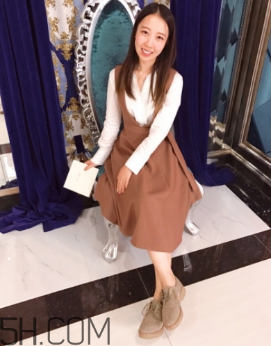 焦糖色裙子配什么襪子？焦糖色裙子配什么鞋子