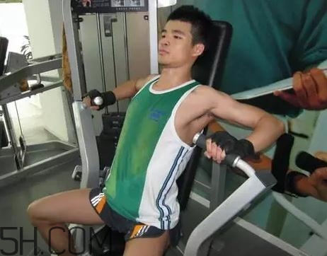 坐姿推胸能練下胸嗎？坐姿推胸和臥推哪個效果好？