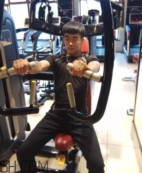 坐姿推胸多重合適？坐姿推胸怎么確定重量？
