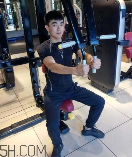 坐姿推胸多重合適？坐姿推胸怎么確定重量？