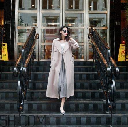 粉色衣服配什么顏色的褲子？粉色衣服搭配褲子圖片