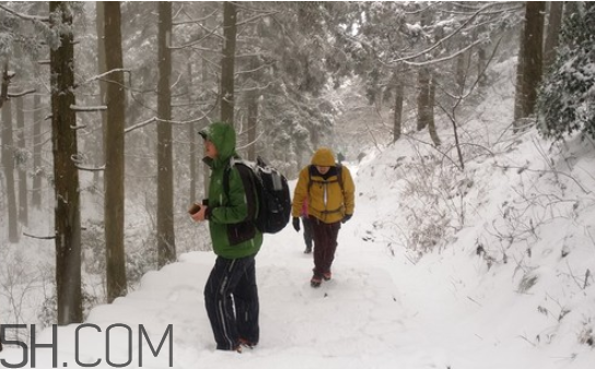 下雪爬山要準備什么？爬山后小腿疼怎么按摩？
