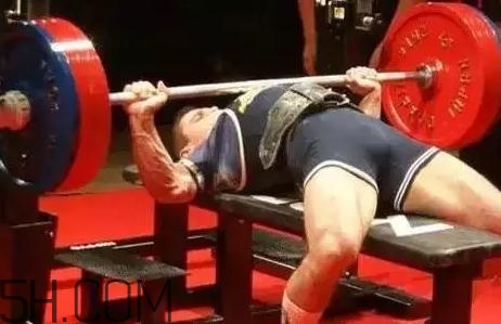 什么是斷頭臺(tái)臥推？杠鈴斷頭臺(tái)臥推怎么做？