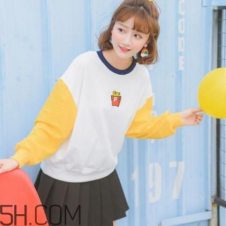 衛(wèi)衣搭配裙子好看嗎？衛(wèi)衣和裙子怎么搭配？