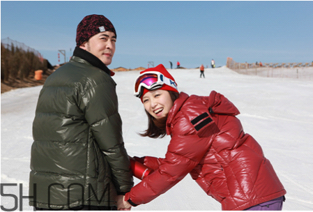 滑雪穿什么衣服比較好？滑雪鞋怎么穿？
